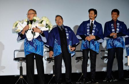 出演者から白いバラの花束を贈られた石橋監督（左端）＝東京都港区のＴＯＨＯシネマズ六本木ヒルズ（撮影・出月俊成）