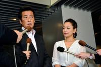 取材に応じた神田正輝（左）と三船美佳＝大阪・ＡＢＣ