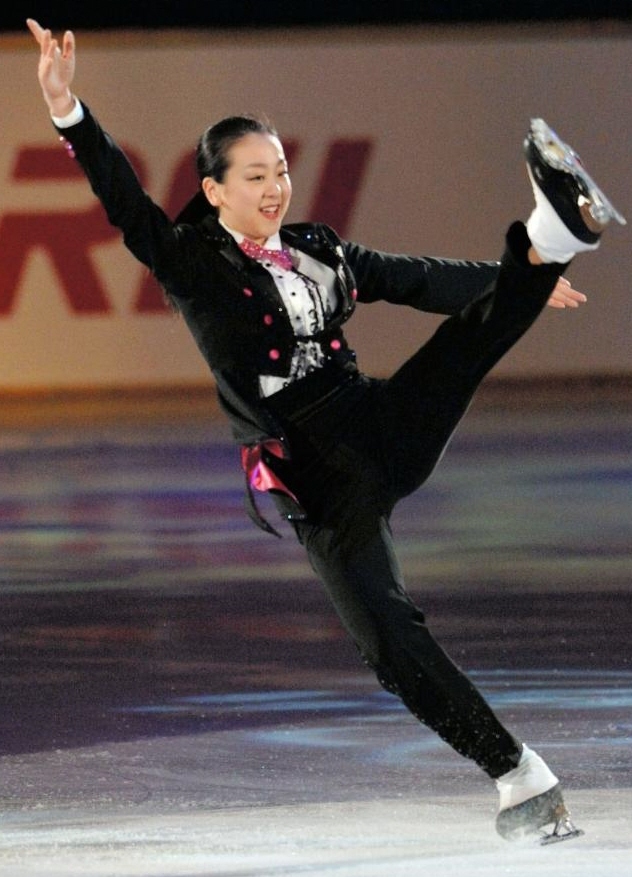 「踊るリッツの夜」で華麗な演技をみせる浅田真央＝盛岡市アイスアリーナ（撮影・佐々木彰尚）