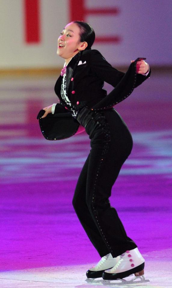 「踊るリッツの夜」で華麗な演技をみせる浅田真央＝盛岡市アイスアリーナ（撮影・佐々木彰尚）
