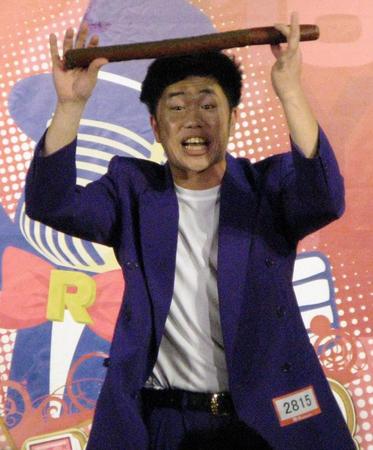 「Ｒ－１ぐらんぷり２０１６」に出場した吉田裕＝大阪市内