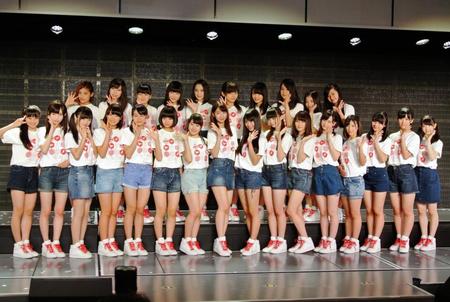 デビュー公演を終えて充実の笑顔を浮かべるＮＧＴ４８のメンバー＝新潟市