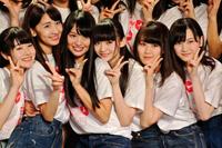 デビュー公演を終えて充実の笑顔を浮かべる（左から）加藤美南、柏木由紀、北原里英＝新潟市