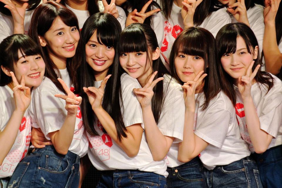 デビュー公演を終えて充実の笑顔を浮かべる（左から）加藤美南、柏木由紀、北原里英＝新潟市