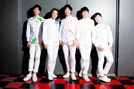 ピスタチオ・小澤（左から２番目）らが結成した塩顔芸人バンド「ＳＡＬＴＹ’ｓ」