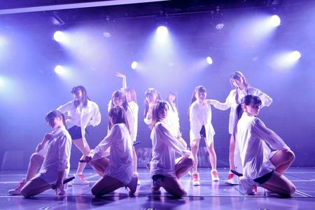 ステージでポーズを決めるＡＫＢの姉妹グループ「ＮＧＴ４８」のメンバー＝新潟市