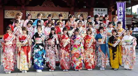 成人式を迎えたＡＫＢ４８グループの（前列左から）内山奈月、中西智代梨、阿部マリア、谷真理佳、入山杏奈、木崎ゆりあ、穴井千尋、前田亜美、竹内美宥、伊豆田莉奈（中列左から）名取稚菜、篠崎彩奈、佐々木優佳里、小石公美子、都築里佳、内山命、山下ゆかり、高畑結希、濱松里緒菜、山本亜依、西潟茉莉奈（後列左から）森田彩花、松村芽久未、東由樹、沖田彩華、日下このみ、谷川愛梨、三田麻央、山尾梨奈、川上礼奈、山口真帆、大滝友梨亜＝東京・神田明神（撮影・村中拓久）