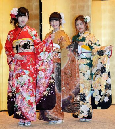 成人式を迎えたＮＧＴ４８の（左から）山口真帆、西潟茉莉奈、大滝友梨亜＝東京・神田明神（撮影・村中拓久）