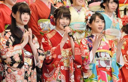 成人式を迎えたメンバーを代表してあいさつする入山杏奈。左は谷真理佳、右は木崎ゆりあ＝東京・神田明神（撮影・村中拓久）