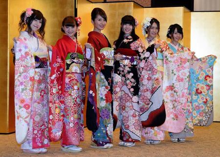 成人式を迎えたＳＫＥ４８の（左から）小石公美子、都築里佳、内山命、谷真理佳、山下ゆかり、高畑結希＝東京・神田明神（撮影・村中拓久）