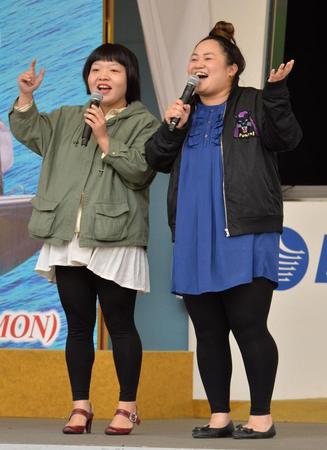 トークイベントでレース前から場内を盛り上げるおかずクラブ