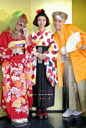 新成人のぺこ（左）とりゅうちぇる（右）を祝福した三戸なつめ＝東京・原宿