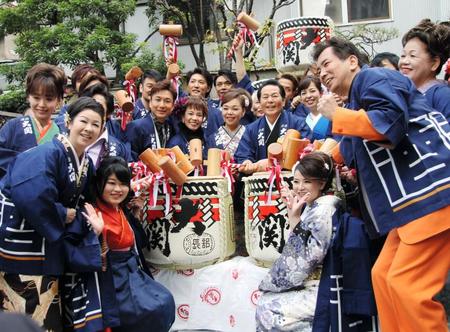 鏡割りの音頭を取る渡辺要（右から４人目）ら日本クラウン所属歌手＝大阪市内
