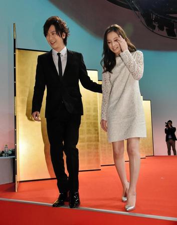 結婚を会見を終え、ＤＡＩＧＯ（左）に支えられて降壇する北川景子＝東京都千代田区の日本テレビ（撮影・出月俊成）
