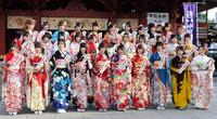 成人式を迎えたＡＫＢ４８グループの（前列左から）内山奈月、中西智代梨、阿部マリア、谷真理佳、入山杏奈、木崎ゆりあ、穴井千尋、前田亜美、竹内美宥、伊豆田莉奈（中列左から）名取稚菜、篠崎彩奈、佐々木優佳里、小石公美子、都築里佳、内山命、山下ゆかり、高畑結希、濱松里緒菜、山本亜依、西潟茉莉奈（後列左から）森田彩花、松村芽久未、東由樹、沖田彩華、日下このみ、谷川愛梨、三田麻央、山尾梨奈、川上礼奈、山口真帆、大滝友梨亜＝東京・神田明神（撮影・村中拓久）