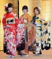 成人式を迎えたＮＧＴ４８の（左から）山口真帆、西潟茉莉奈、大滝友梨亜＝東京・神田明神（撮影・村中拓久）