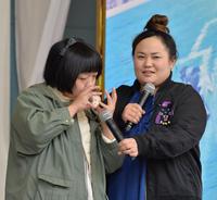 オカリナ演奏を披露するおかずクラブ・オカリナ（左）