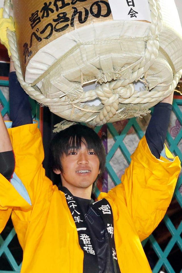 西宮神社の「開門神事福男選び」で一番福になった水田道成さん＝１０日午前、兵庫県西宮市