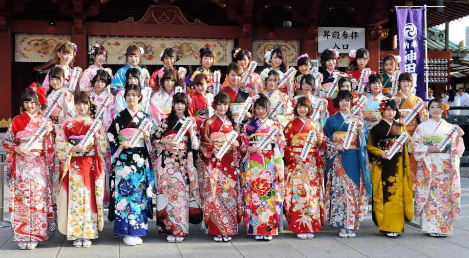成人式を迎えたＡＫＢ４８グループの（前列左から）内山奈月、中西智代梨、阿部マリア、谷真理佳、入山杏奈、木崎ゆりあ、穴井千尋、前田亜美、竹内美宥、伊豆田莉奈（中列左から）名取稚菜、篠崎彩奈、佐々木優佳里、小石公美子、都築里佳、内山命、山下ゆかり、高畑結希、濱松里緒菜、山本亜依、西潟茉莉奈（後列左から）森田彩花、松村芽久未、東由樹、沖田彩華、日下このみ、谷川愛梨、三田麻央、山尾梨奈、川上礼奈、山口真帆、大滝友梨亜＝東京・神田明神（撮影・村中拓久）