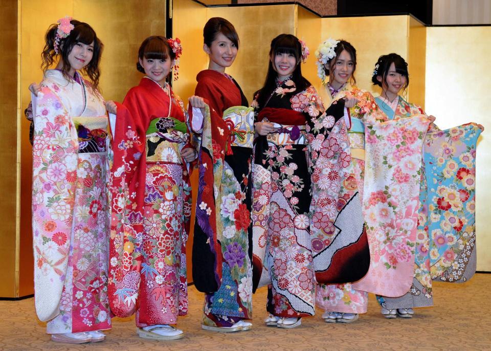成人式を迎えたＳＫＥ４８の（左から）小石公美子、都築里佳、内山命、谷真理佳、山下ゆかり、高畑結希＝東京・神田明神（撮影・村中拓久）