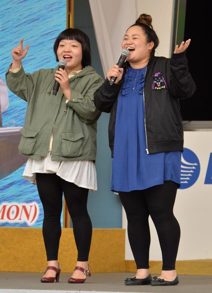 トークイベントでレース前から場内を盛り上げるおかずクラブ