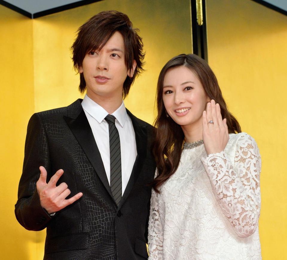 結婚を発表し、２ショットを披露したＤＡＩＧＯ（左）と北川景子＝東京都千代田区の日テレ麹町ビル（撮影・出月俊成）