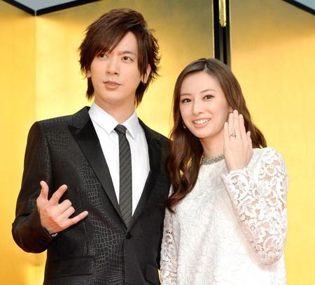 　結婚を発表し、２ショットを披露したＤＡＩＧＯ（左）と北川景子＝東京・日テレ麹町ビル（撮影・出月俊成）