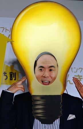 髪型を生かした？かぶり物を披露したトレンディエンジェル・斎藤司＝東京・汐留