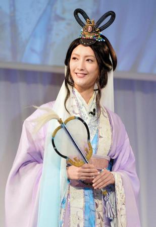 「ａｕ発表会２０１６」にＣＭの衣装で登場した菜々緒＝東京・汐留（撮影・村中拓久）