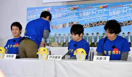 会見であいさつ代わりにおならをする安田顕（左から２人目・右端は大泉洋）＝東京都港区の東京タワーメディアセンター（撮影・出月俊成）