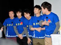 驚いた様子で会見場に入る（左から）音尾琢真、戸次重幸、大泉洋、安田顕、森崎博之＝東京都港区の東京タワーメディアセンター（撮影・出月俊成）