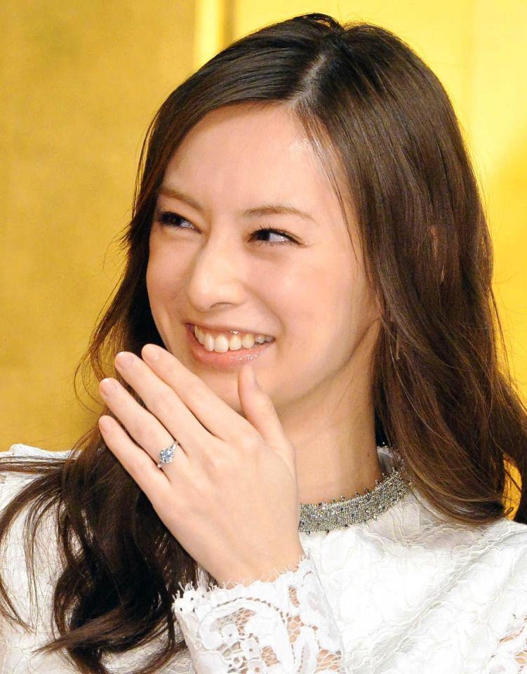 　ＤＡＩＧＯから贈られた２カラットの指輪を見せながら笑顔を見せる北川景子