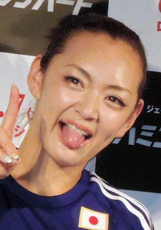 ものまねの決めポーズをするみかん