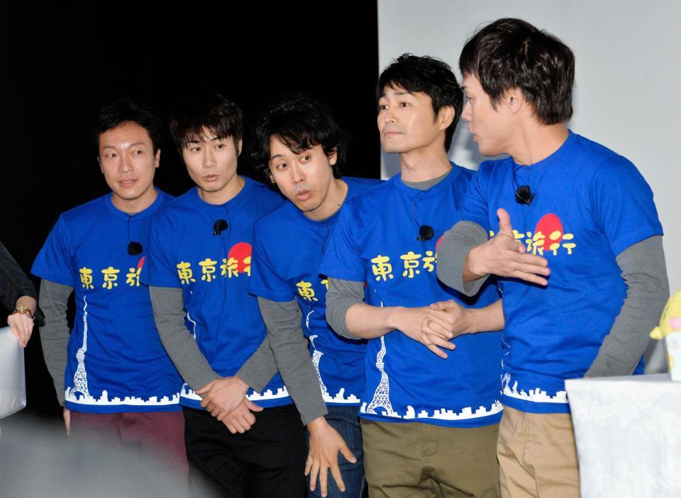 驚いた様子で会見場に入る（左から）音尾琢真、戸次重幸、大泉洋、安田顕、森崎博之＝東京都港区の東京タワーメディアセンター（撮影・出月俊成）