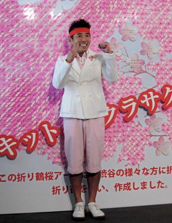 受験生応援のために、桜色の衣装で登場した勝俣州和＝東京・渋谷
