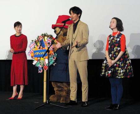 大ヒットへ三本締めの音頭をとる松坂桃李（中央）＝東京・新宿