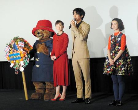パディントンとともに舞台あいさつを行った（右から）三戸なつめ、松坂桃李、斉藤由貴＝東京・新宿