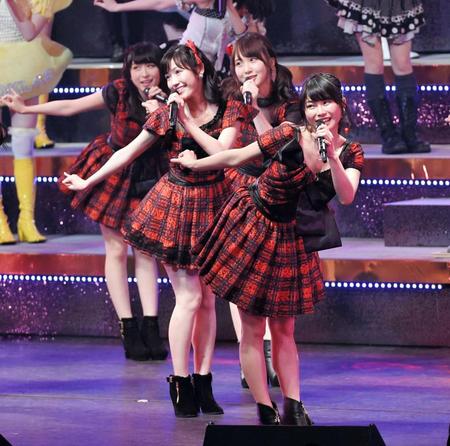 アンコールを熱唱するＡＫＢ４８の横山由依（右）＝東京都文京区の東京ドームシティホール（撮影・出月俊成）