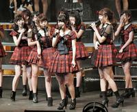 アンコールのあいさつがグダグダになり、メンバーから突っ込まれるＡＫＢ４８の横山由依（中央）＝撮影・出月俊成