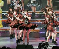 アンコールで熱唱するＡＫＢ４８の横山由依（中央）ら＝東京ドームシティホール（撮影・出月俊成）