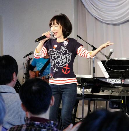 阪神・淡路大震災の復興クルージングライブを行った平松愛理＝神戸市内