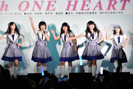 阪神淡路大震災の復興イベントでライブを行ったＫＯＢｅｒｒｉｅＳ♪＝神戸市内