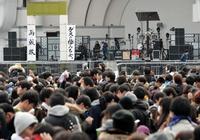 ゲスの極み乙女。のフリーライブに集まったファン＝東京・代々木公園野外ステージ（撮影・村中拓久）