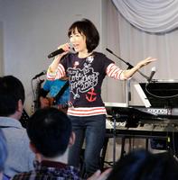 阪神・淡路大震災の復興クルージングライブを行った平松愛理＝神戸市内