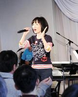 阪神・淡路大震災の復興クルージングライブを行った平松愛理＝神戸市内