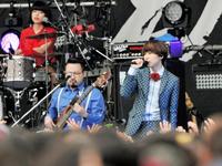 フリーライブのステージに立ったゲスの極み乙女。の川谷絵音（右）＝東京・代々木公園野外ステージ（撮影・村中拓久）