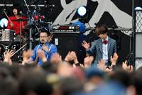 ファンの声援に手を振って応えるゲスの極み乙女。の川谷絵音（右）＝東京・代々木公園野外ステージ（撮影・村中拓久）