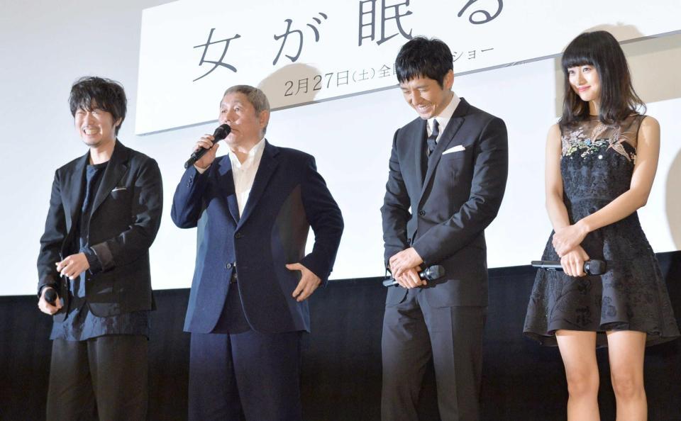 ブラックジョークで客席、共演者の苦笑いを誘うビートたけし（左から２人目）左は新井浩文、（右から）忽那汐里、西島秀俊＝丸の内ＴＯＥＩ