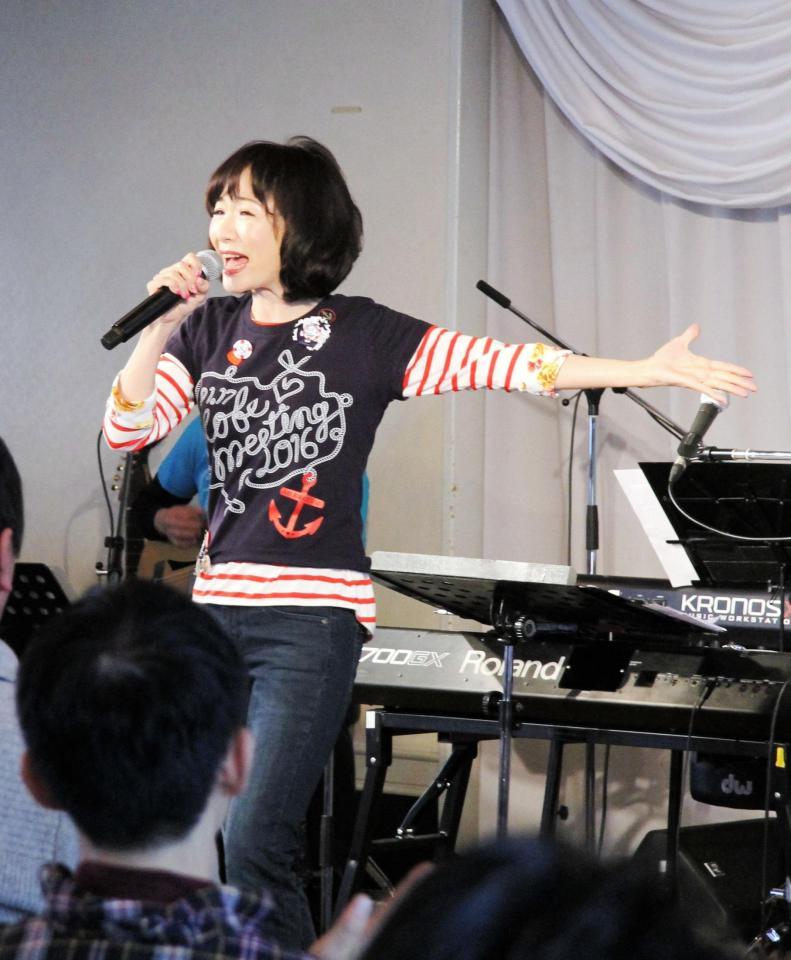 阪神・淡路大震災の復興クルージングライブを行った平松愛理＝神戸市内