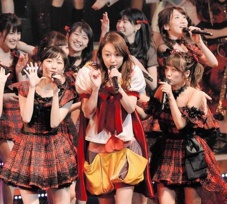 　アンコール曲を熱唱する（左から）渡辺麻友、小林香菜、高橋みなみらＡＫＢ４８のメンバーたち＝東京ドームシティーホール（撮影・園田高夫）